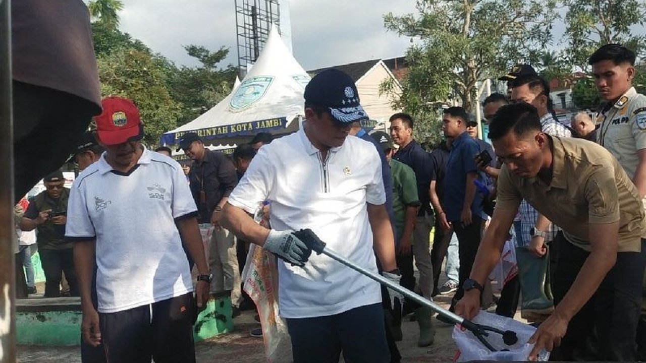 Menteri Lingkungan Hidup Hanif Faisol Nurofiq menyerukan Gerakan Indonesia Asri dilaksanakan rutin setiap pekan di seluruh daerah untuk mengatasi tantangan sampah nasional dan wujudkan lingkungan bersih.
