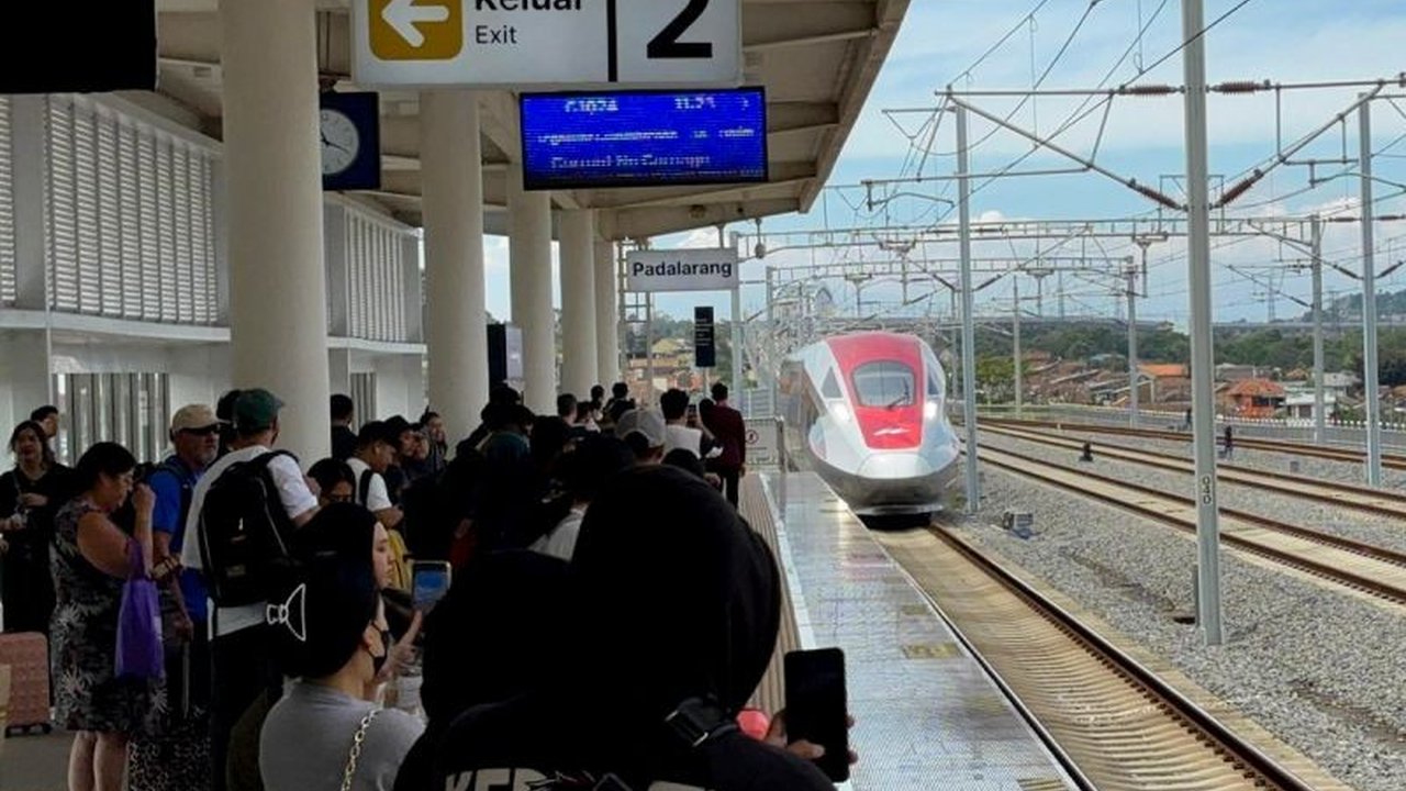 PT Kereta Cepat Indonesia China (KCIC) meminta seluruh penumpang mematuhi Aturan Keselamatan Whoosh setelah insiden pintu kereta ditahan di Stasiun Padalarang, demi kelancaran operasional dan keamanan perjalanan.