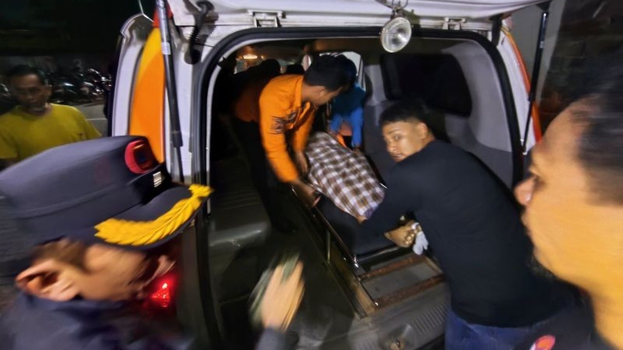Seorang personel BPBD Makassar meninggal dunia setelah ditabrak truk tronton di Jalan Galangan Kapal saat menjalankan tugas, menyisakan duka mendalam bagi rekan dan keluarga.