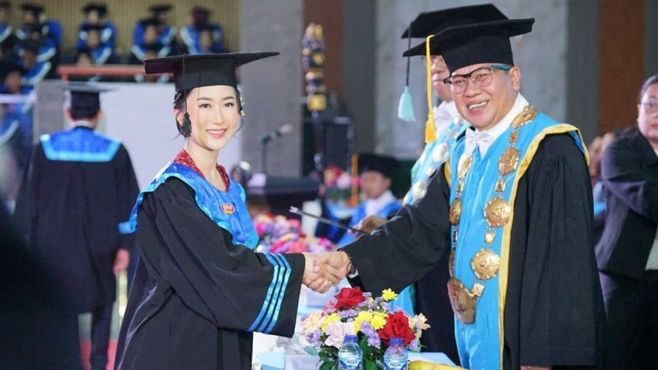 Universitas Pendidikan Ganesha (Undiksha) menorehkan sejarah baru dengan menggelar wisuda 24 mahasiswa asing bergelar master dan doktor, menandai capaian internasionalisasi kampus.