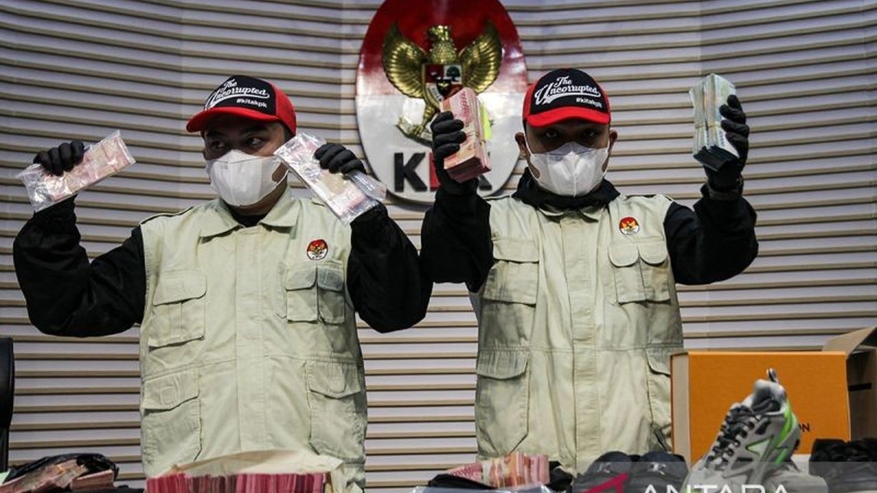 Komisi Pemberantasan Korupsi (KPK) tangkap Bupati Tulungagung Gatut Sunu Wibowo dalam operasi tangkap tangan (OTT), terungkap target pemerasan Rp5 miliar dari kepala OPD yang terealisasi Rp2,7 miliar.