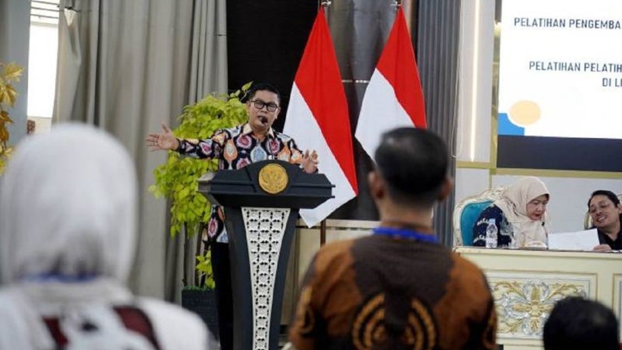 Wakil Wali Kota Tangerang menekankan pentingnya transformasi **pendidikan era digital** untuk mendorong siswa berpikir kritis dan mandiri, bukan sekadar transfer pengetahuan, demi melahirkan generasi unggul yang siap menghadapi tantangan masa depan.