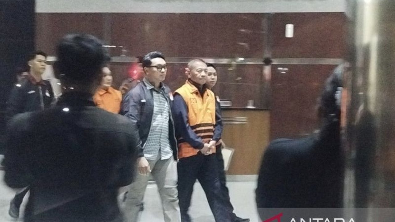 Bupati Tulungagung Gatut Sunu Wibowo resmi menjadi tersangka kasus korupsi pemerasan oleh KPK, mengenakan rompi tahanan oranye setelah ditangkap dalam operasi senyap.