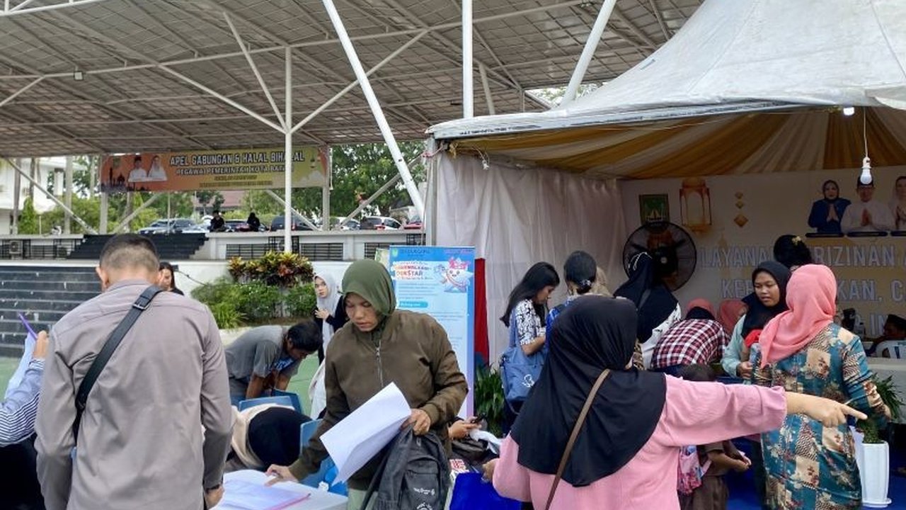 Dinas Kependudukan dan Pencatatan Sipil (Disdukcapil) Batam membuka layanan administrasi kependudukan hingga malam hari melalui program KETAPEL di bazar MTQH, mempermudah akses warga yang sibuk.