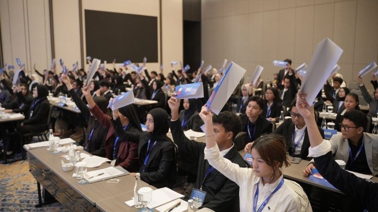 Ratusan delegasi dari 61 sekolah di Jabodetabek berpartisipasi dalam AYIMUN Al-Muhajirien MUN, sebuah simulasi PBB yang mengasah kemampuan diplomasi dan kepemimpinan dalam menghadapi isu-isu global.