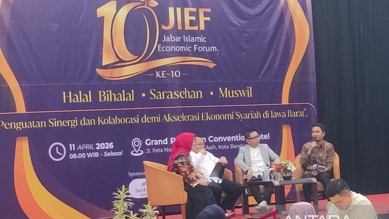 OJK Jabar mengimbau masyarakat untuk rajin mengecek laman otoritas berwenang guna mengantisipasi tawaran pinjol dan investasi ilegal yang berpotensi menjebak, mengingat kerugian yang telah mencapai triliunan rupiah.