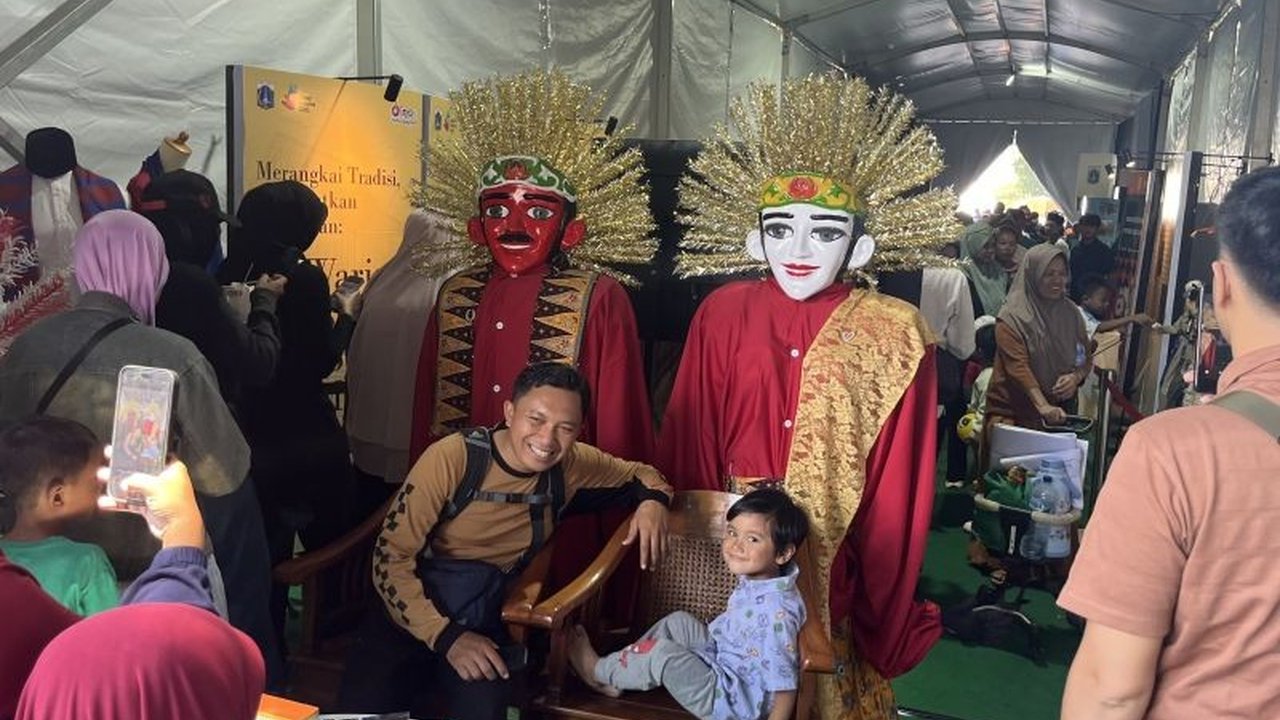 Ribuan warga memadati Lapangan Banteng pada hari terakhir Lebaran Betawi 2026, menikmati kuliner khas dan atraksi budaya yang memukau, menjadikannya magnet bagi keluarga dan anak muda.
