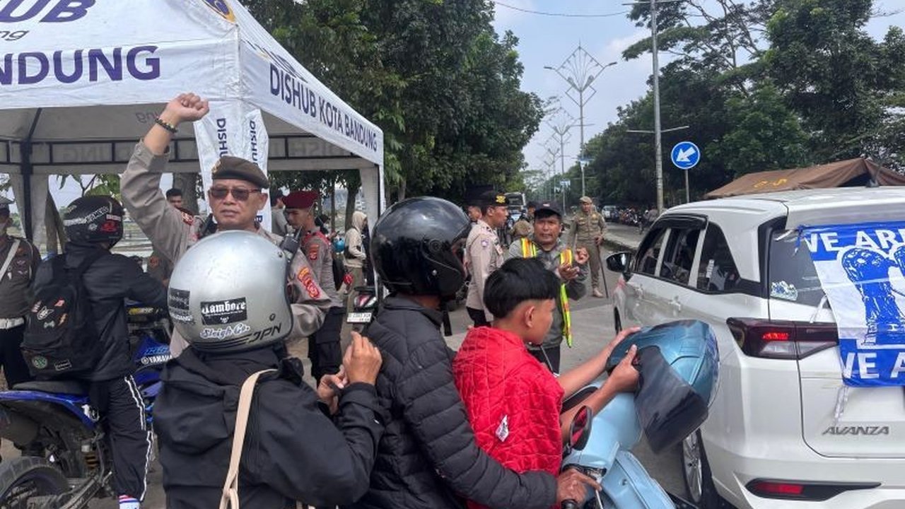 Polrestabes Bandung menerjunkan 2.106 personel untuk pengamanan laga Persib vs Bali United di Stadion GBLA, memastikan pertandingan berlangsung aman dan tertib bagi seluruh penonton.