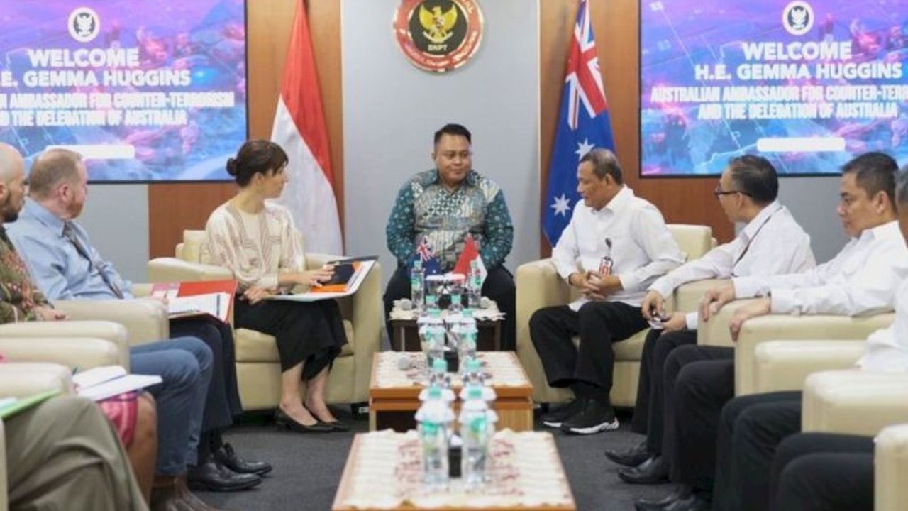 BNPT Indonesia dan Australia tingkatkan kerja sama kontra radikalisasi online dan pendanaan terorisme, menyoroti ancaman digital terhadap anak muda dan strategi penanggulangannya.