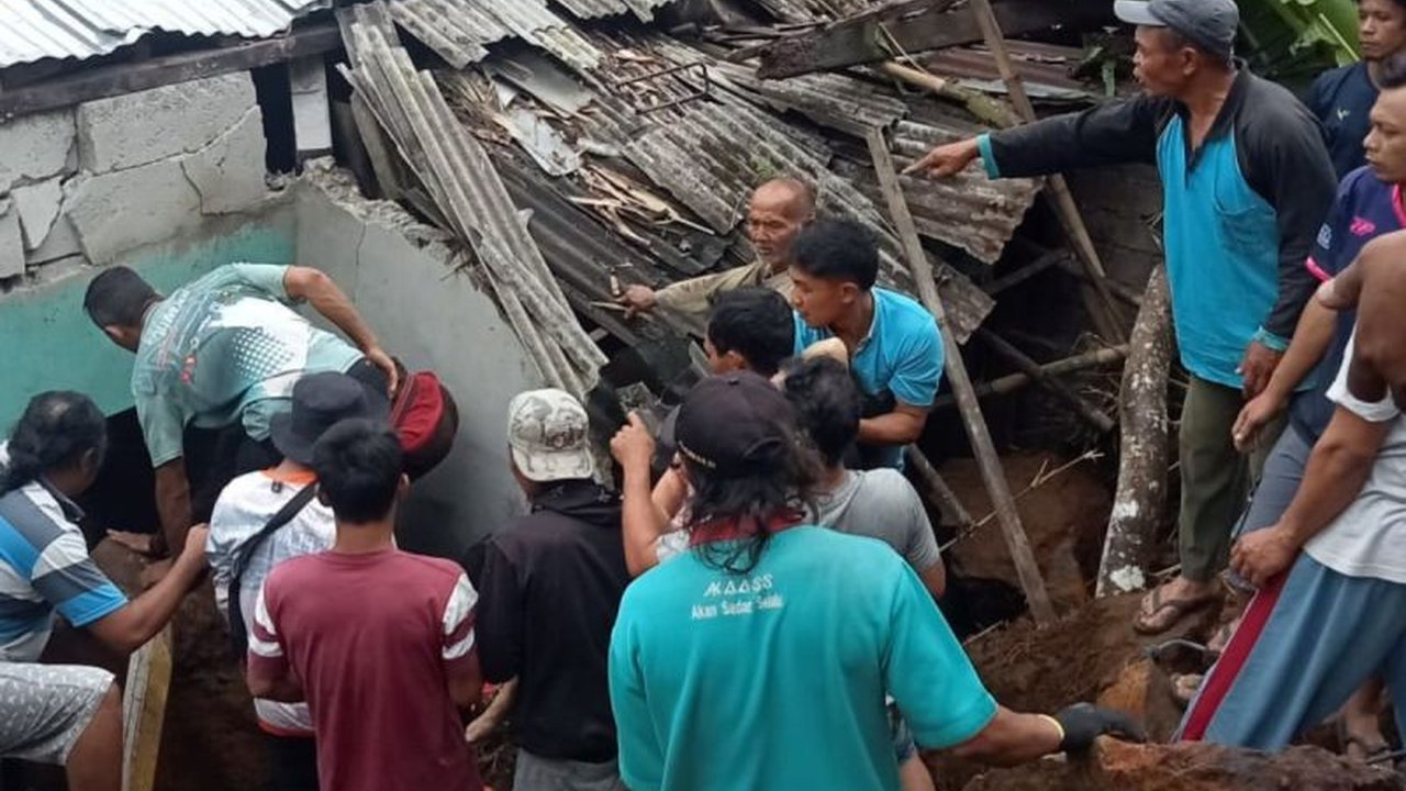 Tragedi longsor di Sangkanayu Purbalingga menelan korban jiwa, BPBD Purbalingga meminta masyarakat tetap waspada menghadapi potensi cuaca ekstrem yang masih mungkin terjadi.