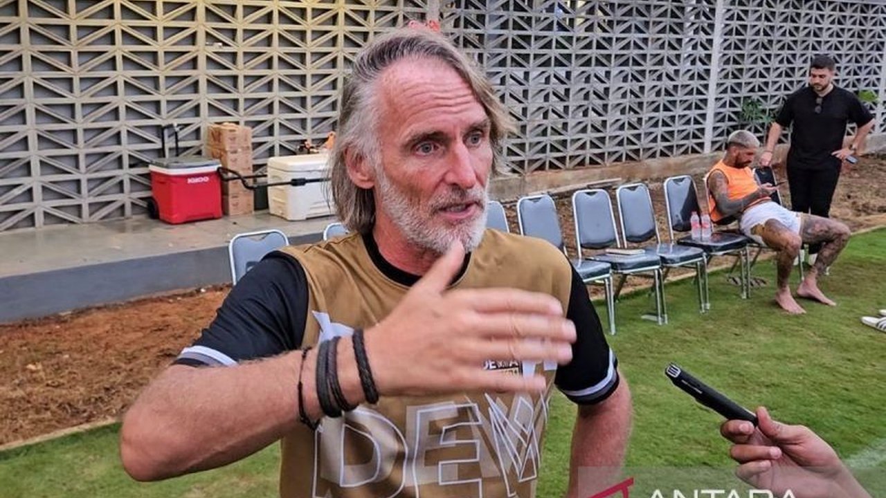 Pelatih Dewa United, Jan Olde Riekerink, menyoroti pentingnya pertandingan Dewa United vs Persija Jakarta di BRI Super League. Ia menilai laga ini menarik untuk dimainkan meskipun timnya sedang dalam tren negatif dan harus bangkit dari kekecewaan.