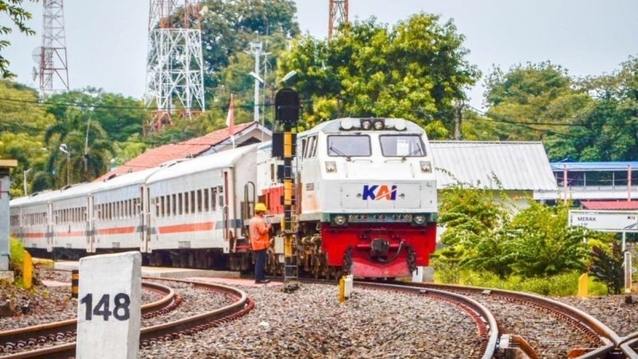 PT KAI telah mengimplementasikan B40 Biodiesel pada seluruh lokomotif dan gensetnya, menandai komitmen terhadap energi hijau dan efisiensi. Simak kesiapan KAI beralih ke B50.