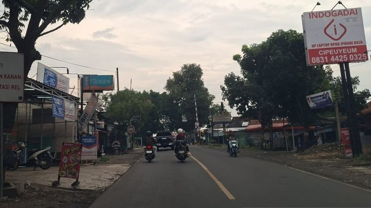 Polres Cianjur memastikan Jalur Bandung-Cianjur kini dapat dilalui normal setelah sempat terputus akibat pohon tumbang, namun pengendara diimbau tetap waspada menghadapi cuaca ekstrem yang masih melanda wilayah tersebut.