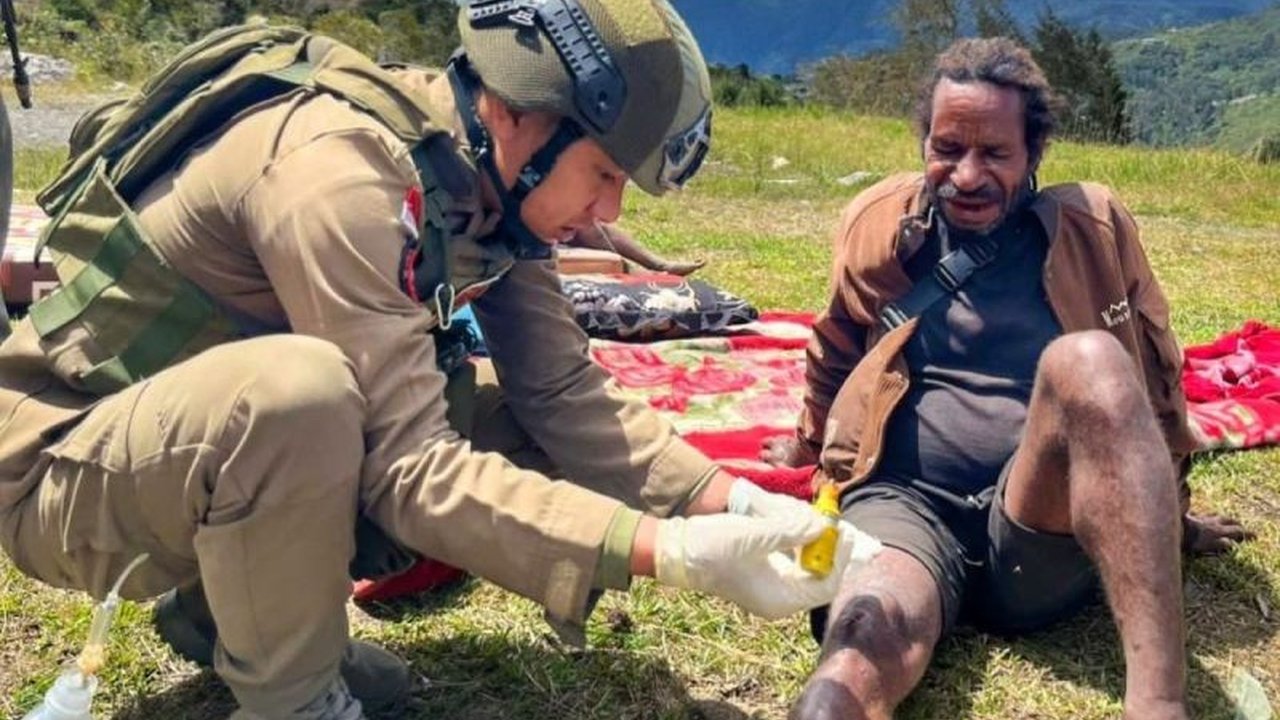 Personel Satgas ODC 2026 aktif memberikan layanan kesehatan gratis kepada warga di Kabupaten Puncak, Papua Tengah, sebagai bagian dari pendekatan humanis Polri untuk menjaga stabilitas wilayah.