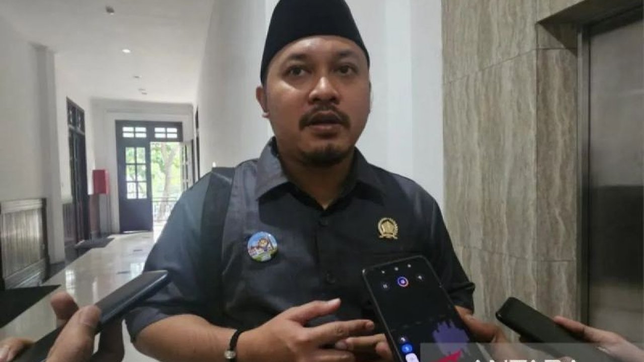 DPRD Kota Malang tengah mematangkan Raperda Bangunan Gedung Malang untuk memperkuat penertiban bangunan liar di atas PSU dan sempadan sungai. Aturan ini diharapkan mampu mengatasi masalah kemacetan, ketertiban, dan banjir.