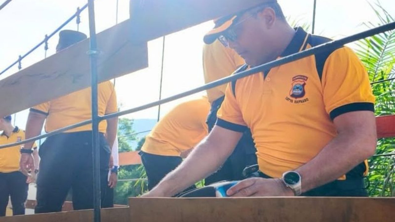 Polres Tanah Laut mempercepat perbaikan jembatan di Desa Kunyit, Kecamatan Bajuin, sebagai upaya nyata mendorong kelancaran mobilitas dan menggerakkan perekonomian masyarakat setempat.