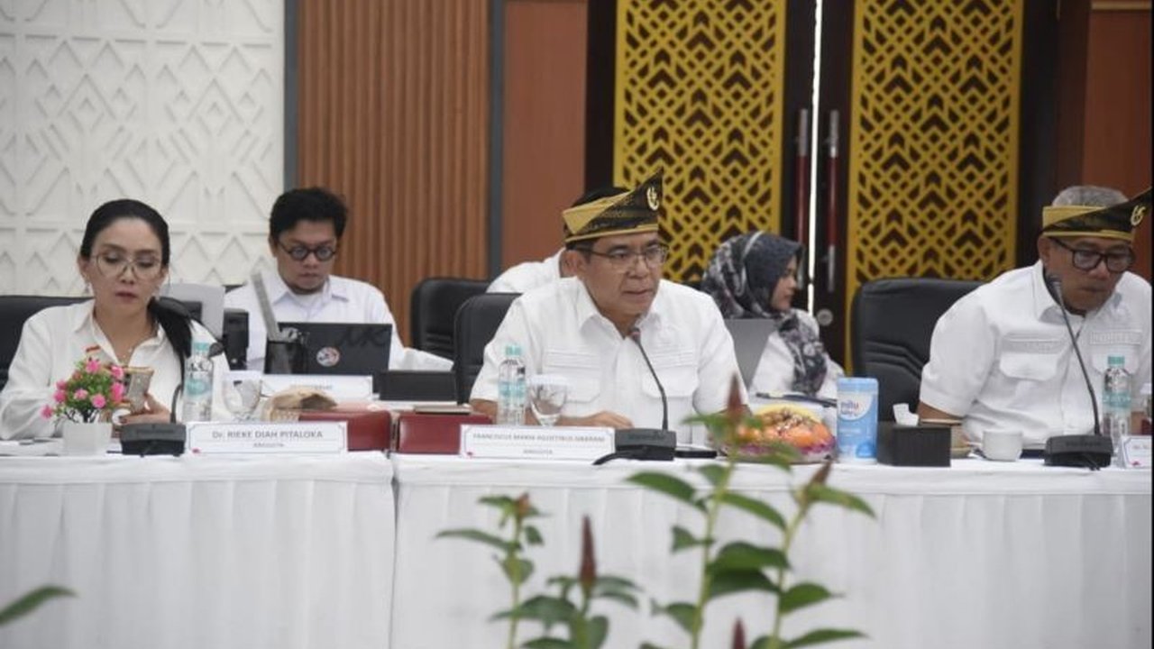 Anggota DPR RI Komisi XIII mendesak pemerintah untuk memberikan tunjangan serta meningkatkan sarana prasarana bagi petugas Imigrasi di perbatasan, mengingat tantangan berat dalam menjaga kedaulatan negara.