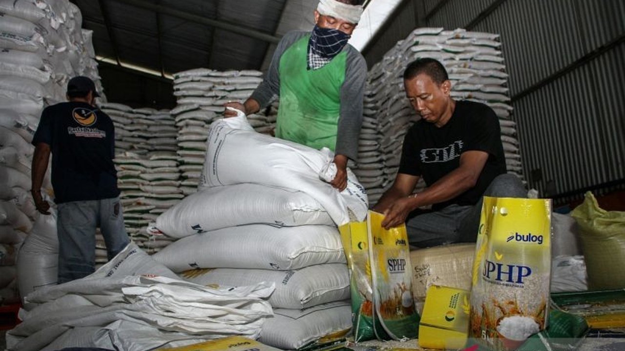 Panen raya 2026 kembali menguji kesiapan infrastruktur pangan nasional. Pemerintah berupaya meningkatkan Kapasitas Gudang Bulog, namun tantangan stabilitas harga dan tata kelola masih membayangi.