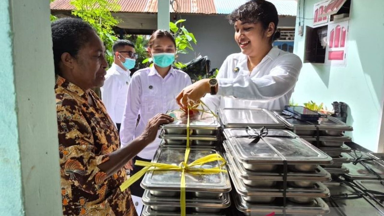 Badan Gizi Nasional (BGN) menangguhkan operasional 18 Dapur SPPG Papua Barat karena belum memenuhi standar instalasi pengolahan air limbah (IPAL) dan Sertifikat Laik Higiene Sanitasi (SLHS). Kebijakan ini diambil demi memastikan program Makan Bergizi Grat