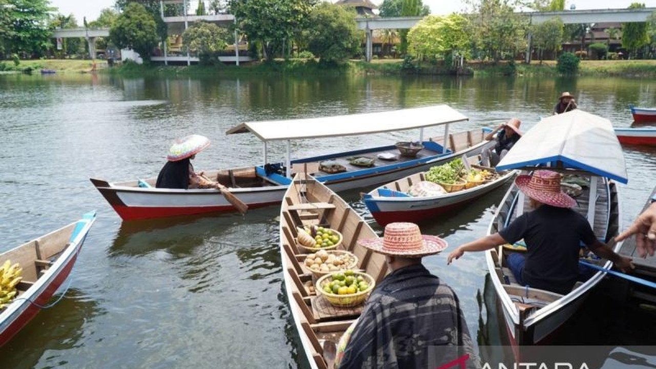 Peresmian dermaga Pasar Terapung di Taman Mini Indonesia Indah (TMII) menjadi langkah strategis memperkuat identitas budaya Banjar dan membuka peluang ekonomi pariwisata di kancah nasional.