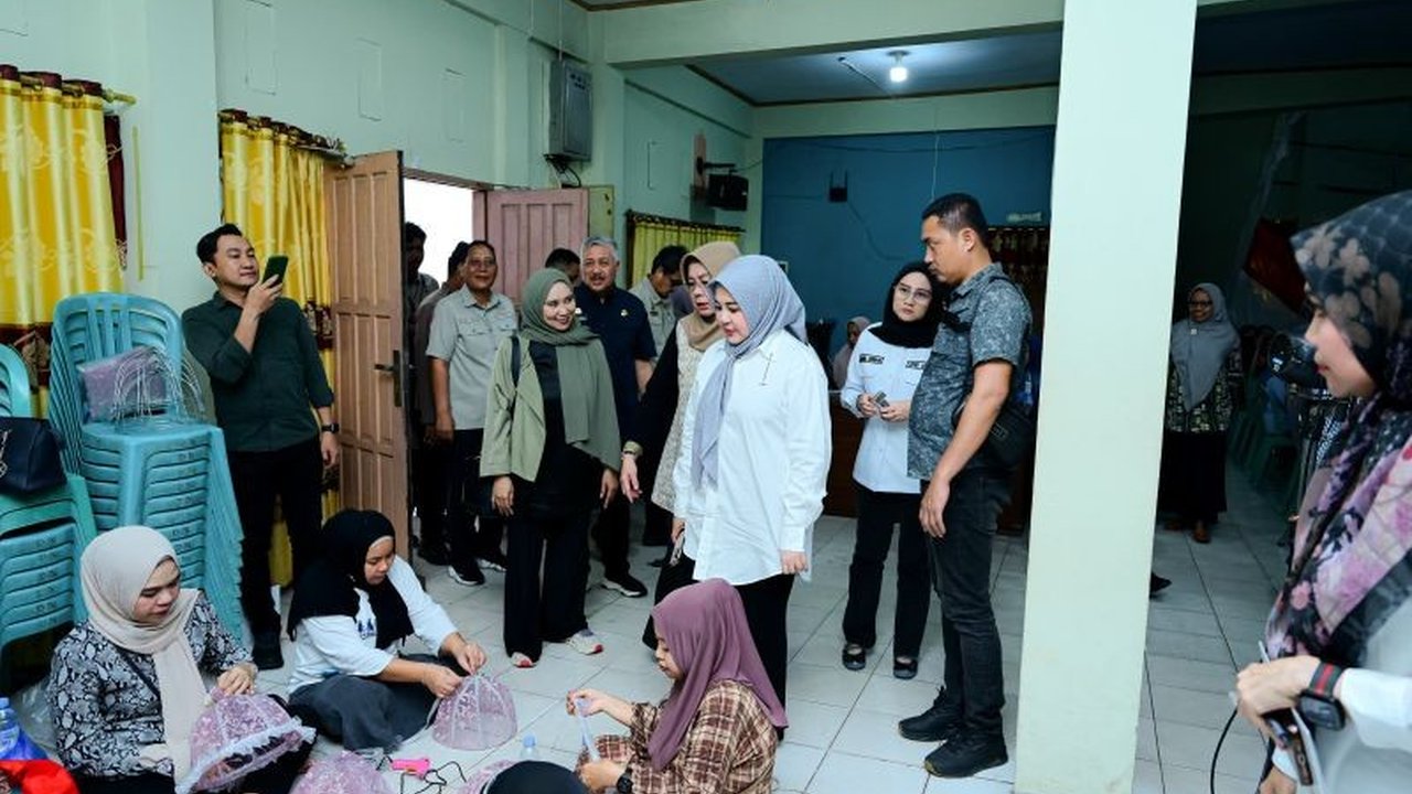 Wakil Gubernur Sulawesi Selatan Fatmawati Rusdi mengajak warga Pinrang aktif dalam pengelolaan sampah dari rumah, menekankan potensi ekonomi dan keberlanjutan lingkungan.