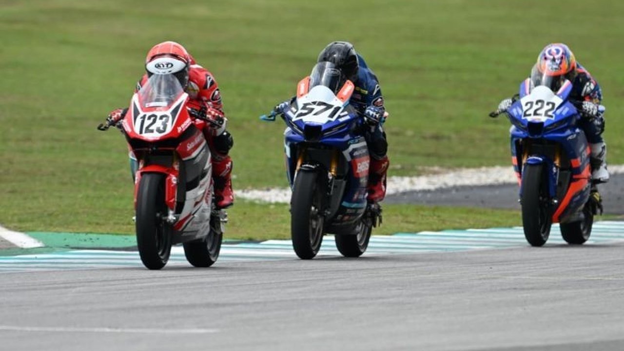 Pembalap Astra Honda Racing Team (AHRT) Rheza Danica Ahrens sukses merebut podium di putaran pembuka ARRC Sepang 2026. Manuver krusialnya di tikungan terakhir menjadi kunci keberhasilan AHRT.