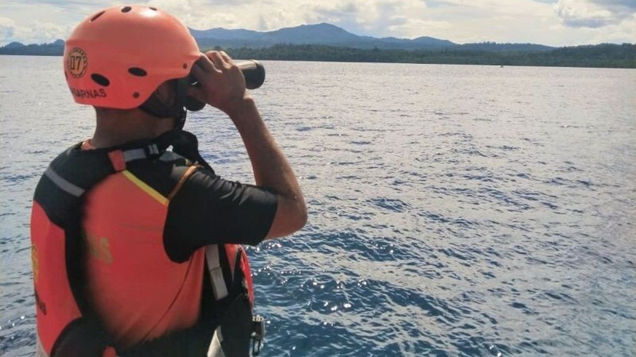 Operasi SAR gabungan memasuki hari keempat untuk mencari Roy Souhoka, nelayan Saparua yang terjatuh dari longboat di Perairan Desa Haria, Maluku Tengah, masih belum menemukan keberadaan korban.