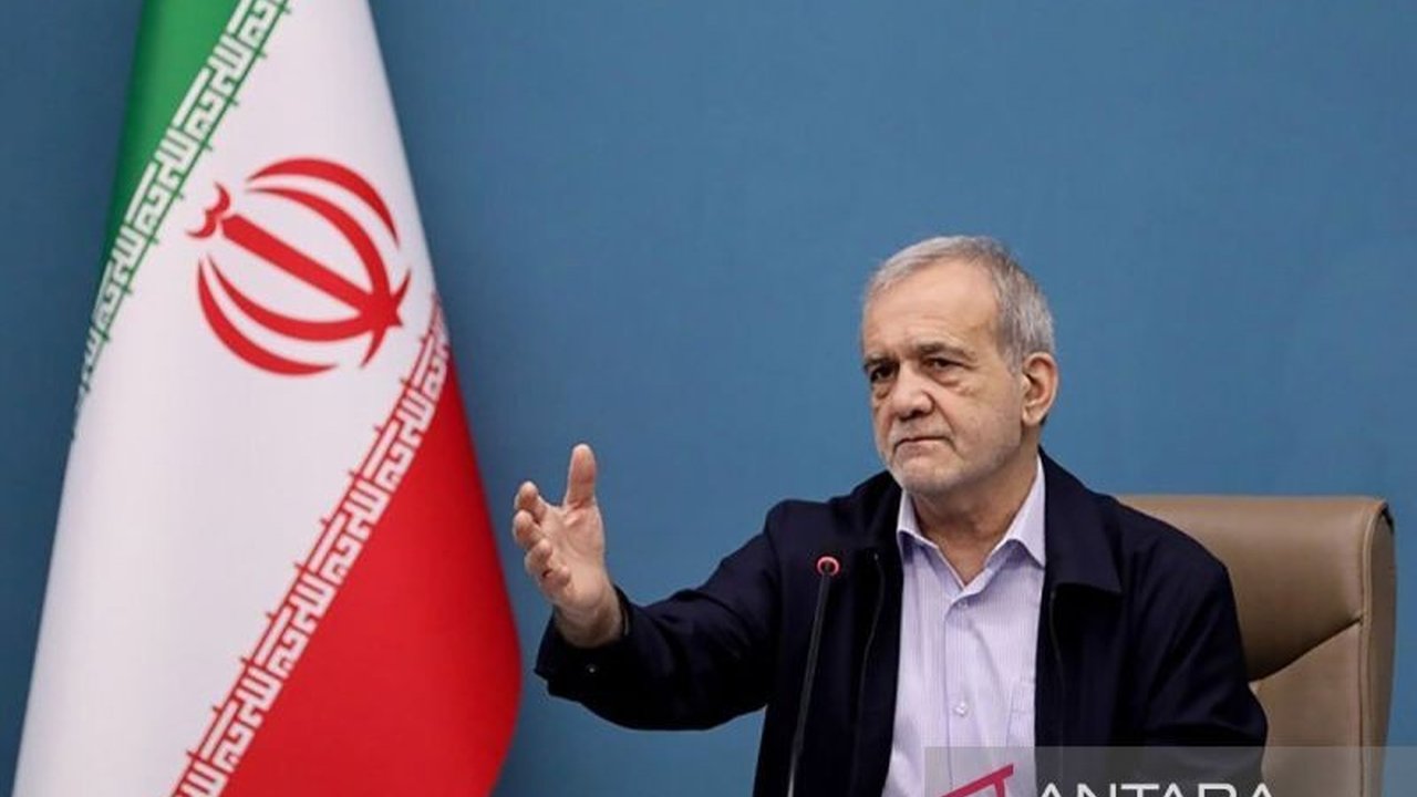 Presiden Iran Masoud Pezeshkian menyatakan kesiapan negaranya mencapai kesepakatan yang adil dengan AS, namun menegaskan kepentingan nasional Iran menjadi batas tak terlanggar dalam perundingan yang bertujuan menjaga perdamaian di Timur Tengah.