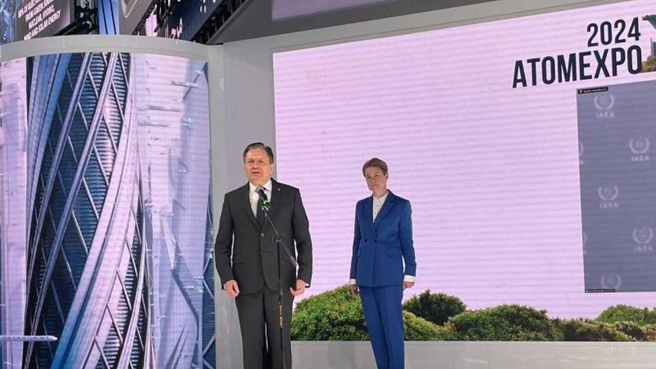 Korporasi nuklir Rusia, Rosatom, sedang mengkaji rencana ambisius untuk membangun Pembangkit Nuklir di Bulan dengan kapasitas jauh lebih besar, demi mendukung proyek industri luar angkasa.