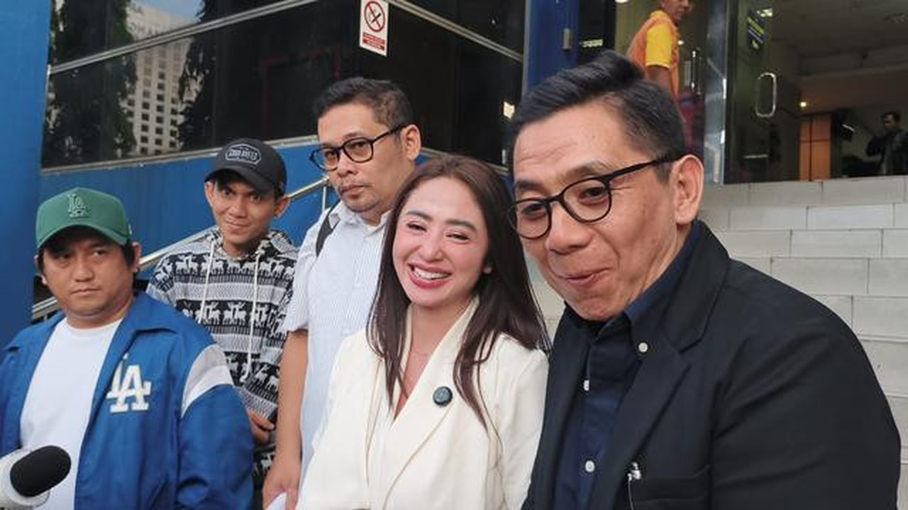 Didampingi kuasa hukum Sandy Arifin, Dewi Perssik mendatangi Polda Metro Jaya guna menindaklanjuti dugaan manipulasi data yang merugikan namanya.