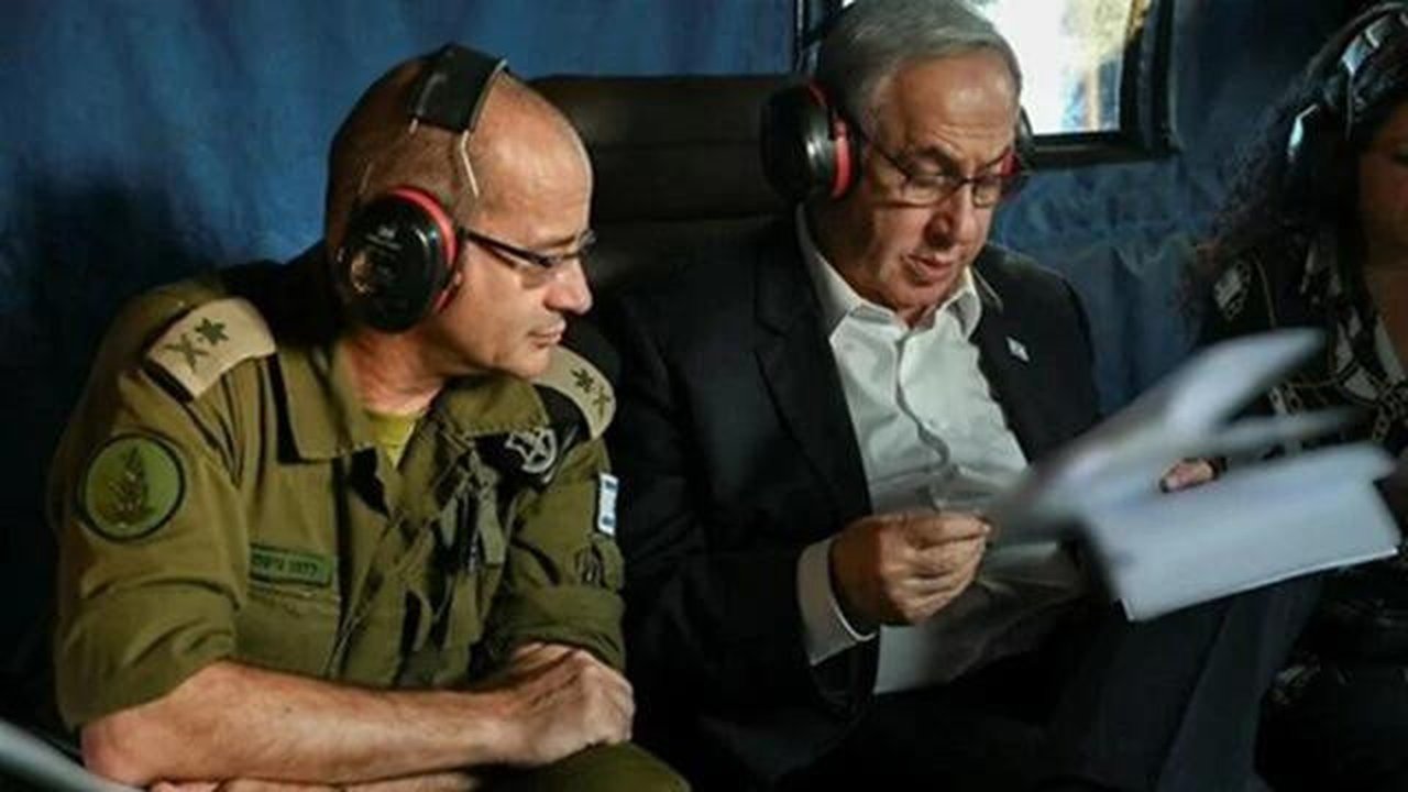 Perdana Menteri Benjamin Netanyahu (kanan) bersama sekretaris militernya, Mayjen Roman Gofman, saat berada di dalam sebuah helikopter pada 30 Juni 2024. (Dok. GPO)