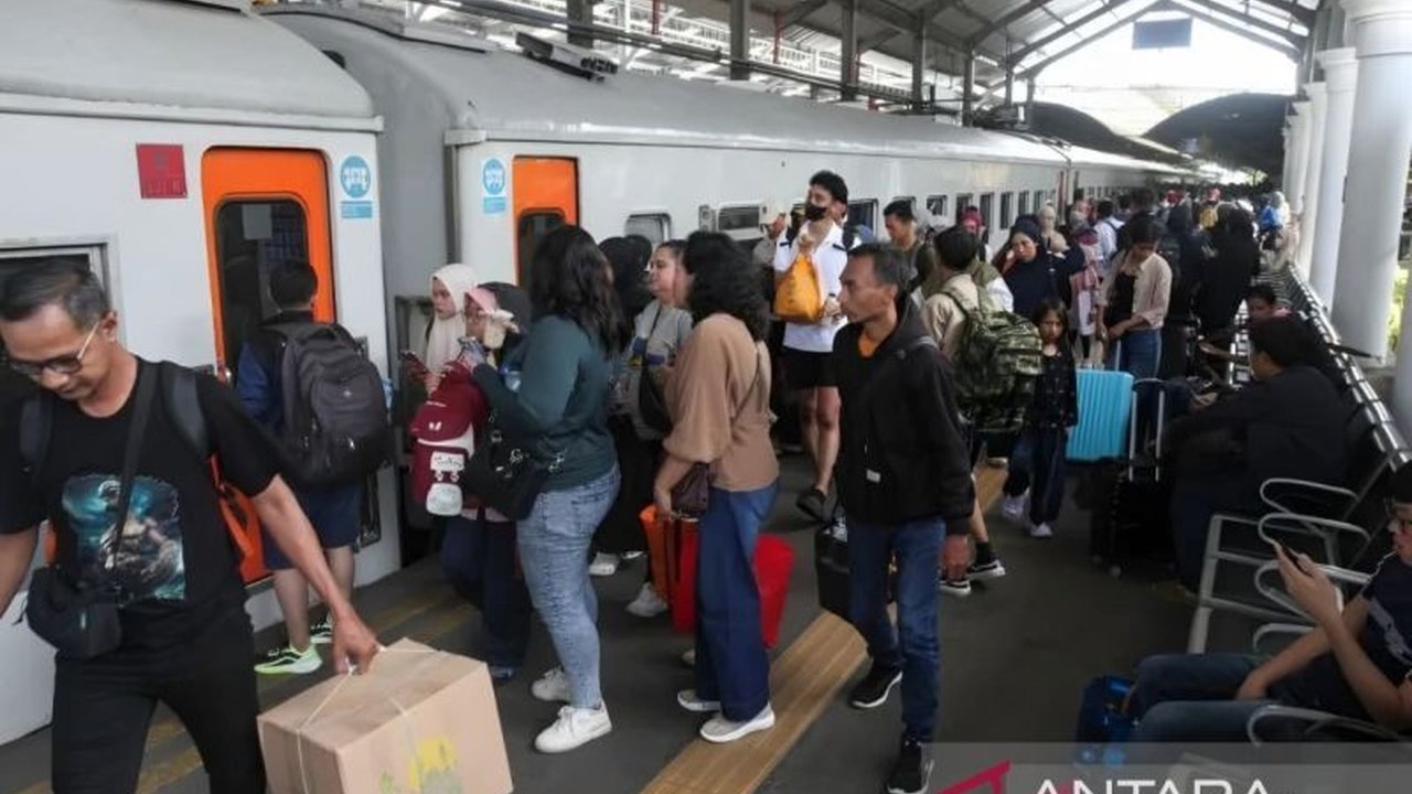 PT KAI Daop 8 Surabaya berhasil mencatat lonjakan jumlah penumpang kereta api hingga lebih dari 3 juta orang pada Triwulan I 2026, menunjukkan kepercayaan masyarakat yang terus meningkat pada moda transportasi ini.