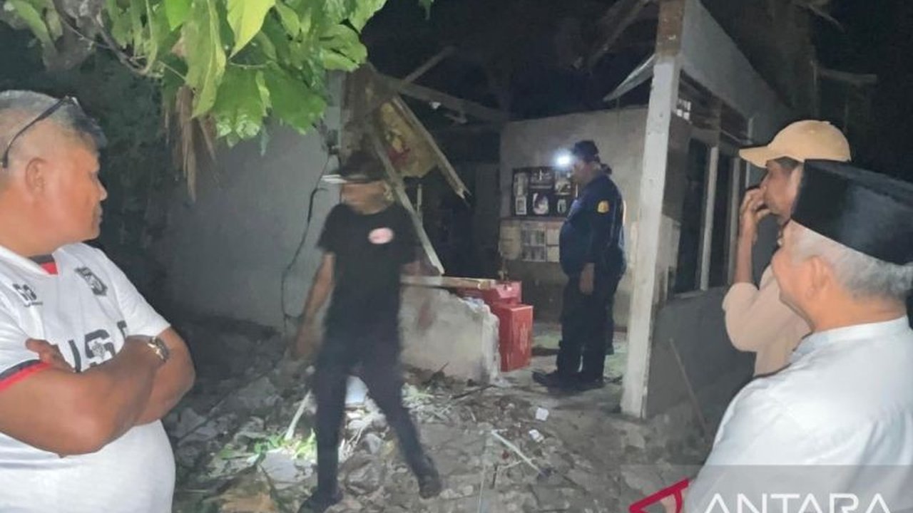Pemerintah Kota Solok bergerak cepat menyalurkan Bantuan Pemkot Solok Angin Puting Beliung kepada warga di Taratak, Tanah Garam, setelah rumah mereka rusak parah akibat cuaca ekstrem yang melanda.