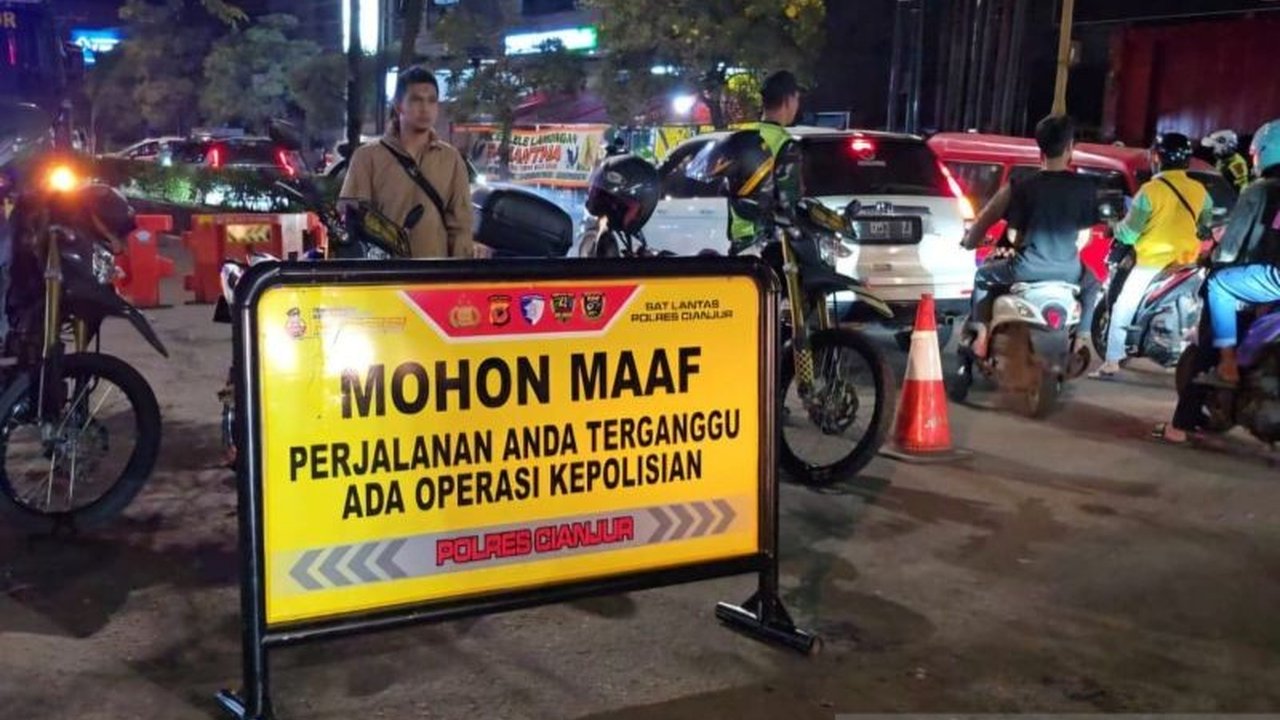 Polres Cianjur gencar lakukan razia knalpot bising, berhasil amankan 1.326 motor dalam sebulan terakhir. Tindakan tegas ini untuk menjawab keluhan masyarakat dan menciptakan ketertiban lalu lintas.
