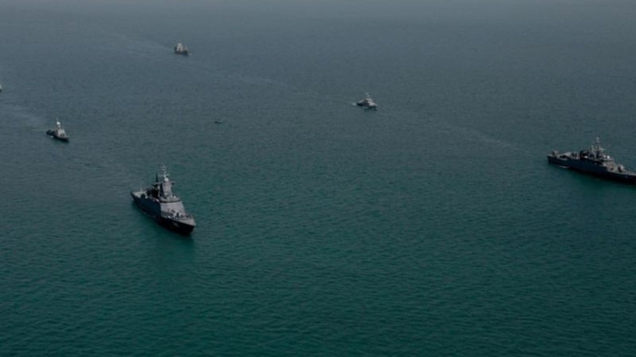 Komando Pusat AS (CENTCOM) resmi memulai blokade Selat Hormuz pada 13 April menyusul kegagalan perundingan dengan Iran. Langkah ini, atas arahan Presiden Trump, berpotensi memicu ketegangan geopolitik di kawasan strategis tersebut.
