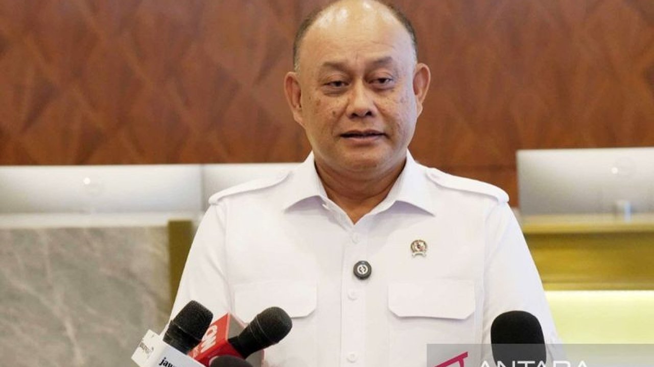 Kepala Badan Gizi Nasional (BGN) Dadan Hindayana memberikan klarifikasi terkait ramainya perbincangan pengadaan kaos kaki yang dinilai warganet beranggaran besar, menegaskan bahwa pengadaan kaos kaki BGN merupakan bagian dari perlengkapan pendidikan SPPI.