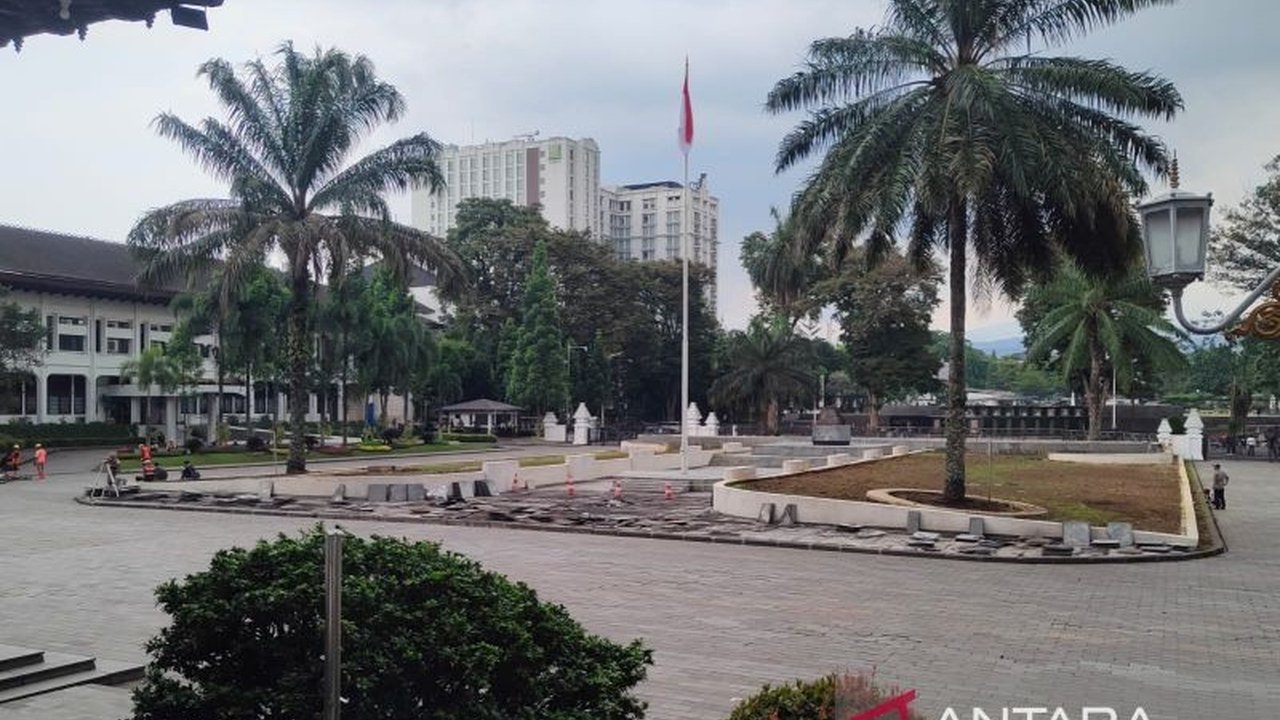 Proyek Revitalisasi Gedung Sate di Bandung akan mengintegrasikan plaza depan dengan Lapangan Gasibu, menyebabkan pengalihan Jalan Diponegoro demi menciptakan area upacara kenegaraan yang luas dan mencerminkan karakter Gedung Sate.