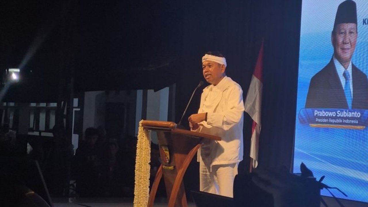 Gubernur Jawa Barat, Dedi Mulyadi (KDM), mengajak pasangan muda untuk mengutamakan kepemilikan hunian sebagai fondasi ekonomi rumah tangga, dibanding menghabiskan biaya besar untuk pesta pernikahan yang konsumtif.