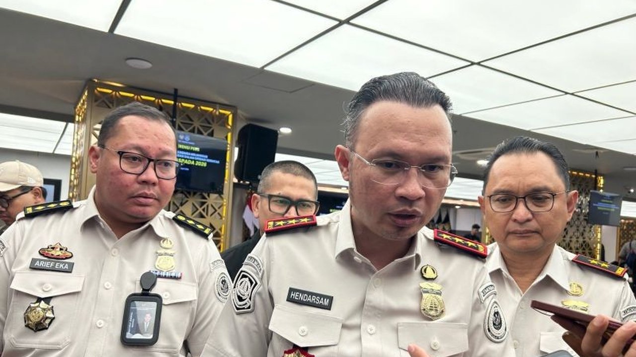 Direktorat Jenderal Imigrasi Kementerian Imigrasi dan Pemasyarakatan (Kemenimipas) tengah menindaklanjuti dugaan pungli WNA di Batam, Kepri, dengan mencopot dua pejabat terkait untuk pemeriksaan internal. Dugaan Pungli Imigrasi Batam ini menjadi sorotan s