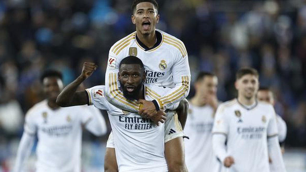 Pemain Real Madrid, Antonio Rudiger dan Jude Bellingham merayakan kemenangan tim mereka saat melawan Deportivo Alaves pada laga La Liga 2023/2024 jornada 18 di Estadio Mendizorroza, Jumat