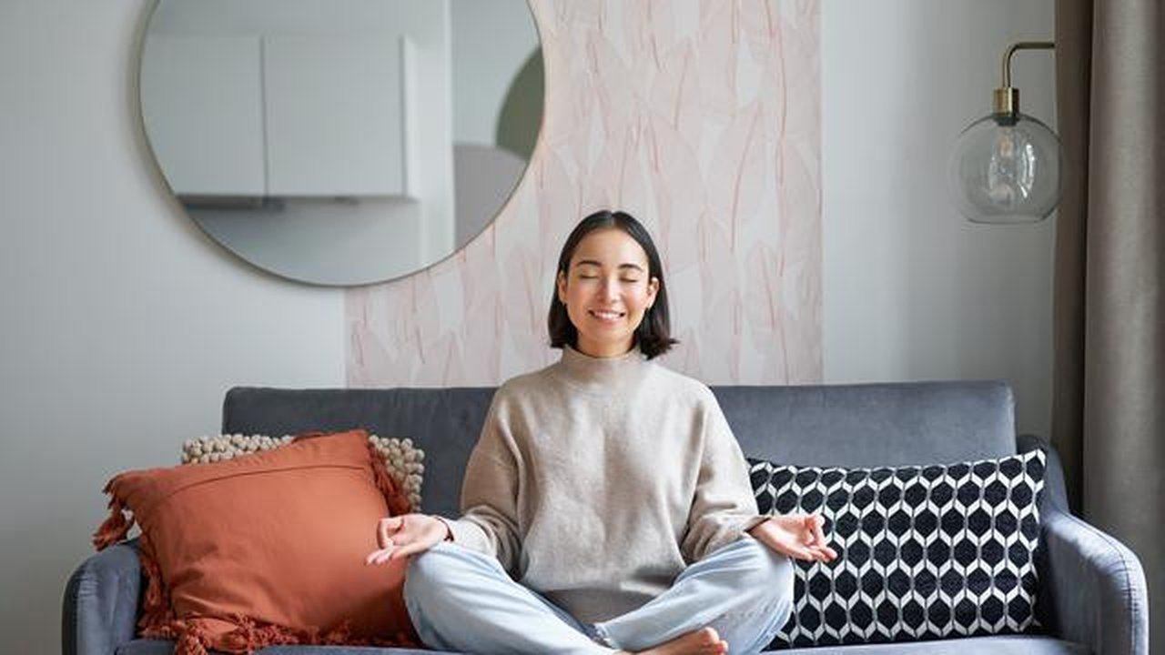 Kombinasi antara latihan pernapasan pada breath hug dapat membantu untuk meningkatkan self awareness dan tetap mindfulness. (Foto/dok: Freepik/Benzoix)