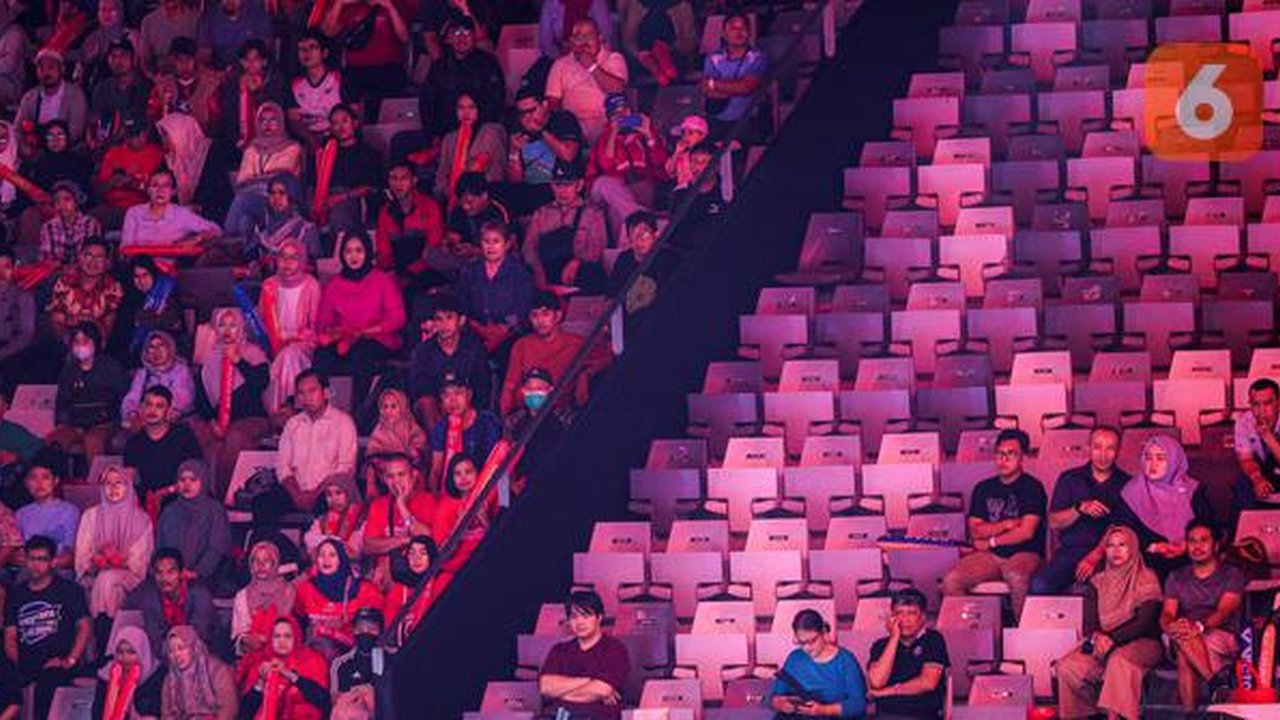 Suasana tribune penonton Istora Gelora Bung Karno dalam hari pertama penyelenggaraan Indonesia Open 2025, Selasa (3/6/2025). (Bola.com/Bagaskara Lazuardi).