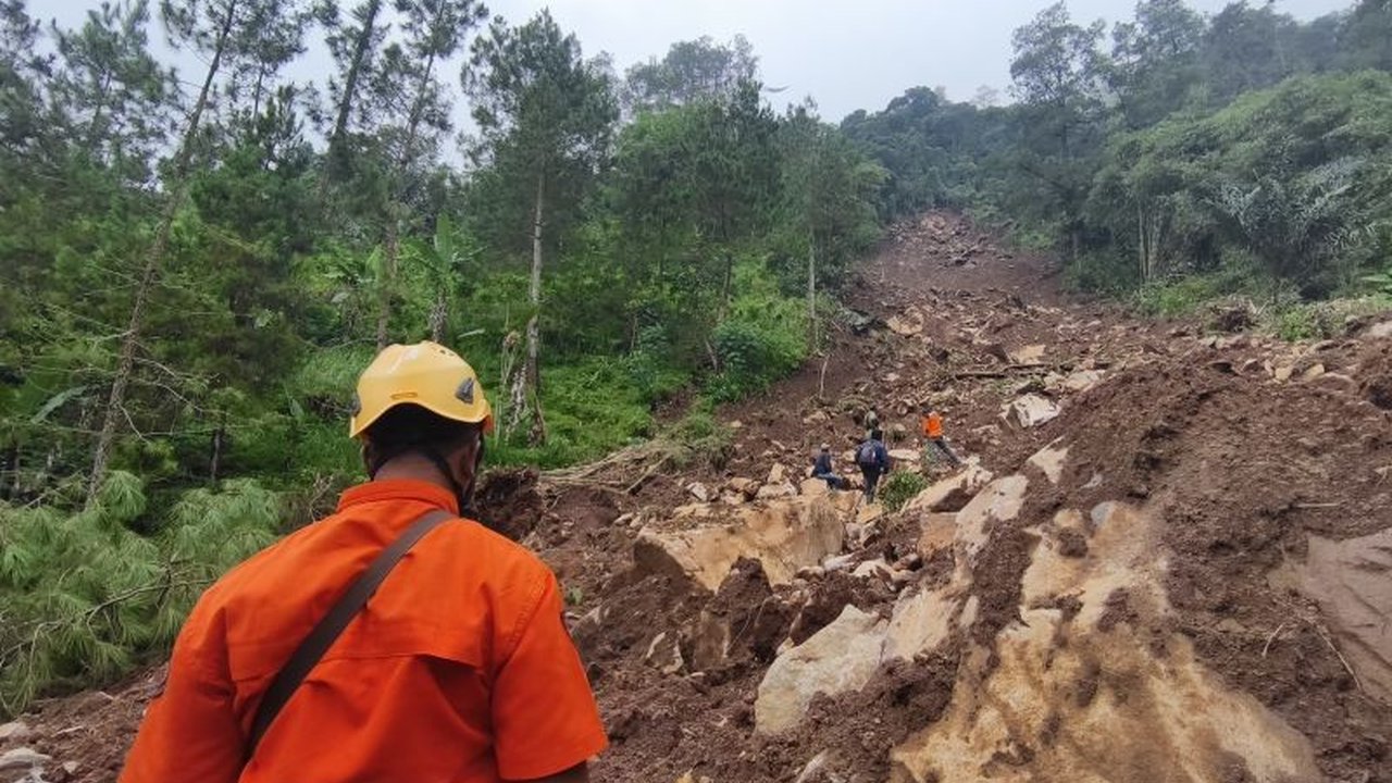 Badan Penanggulangan Bencana Daerah (BPBD) Ponorogo bergerak cepat melibatkan tim ahli geologi untuk mengkaji potensi longsor Ponorogo yang mengancam tiga rumah warga di Desa Talun, Kecamatan Ngebel. Warga diimbau untuk meningkatkan kewaspadaan dan segera