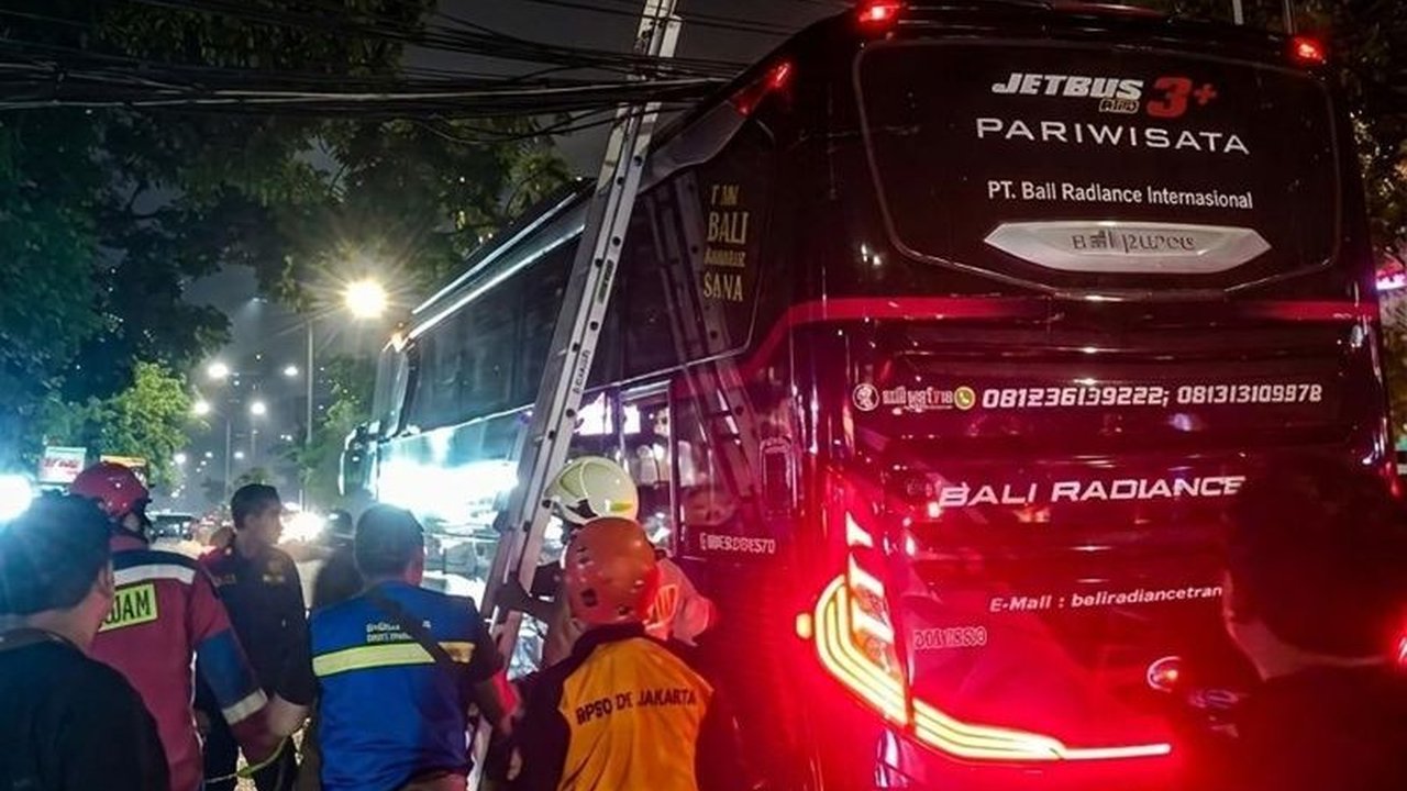 Insiden tiang optik roboh di Jalan Mangga Besar Raya, Tamansari, Jakarta Barat, ditangani sigap oleh Dinas Bina Marga DKI Jakarta bersama Apjatel. Apa langkah selanjutnya untuk mencegah kejadian serupa?
