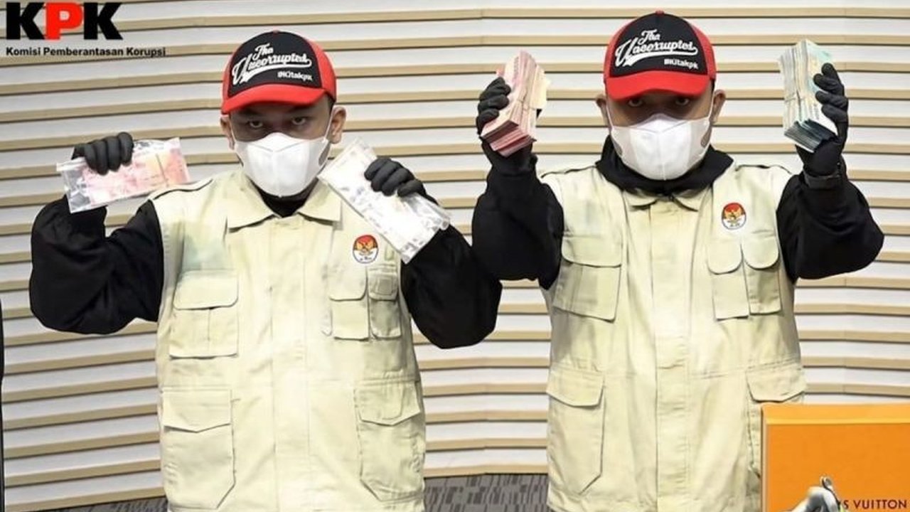 Komisi Pemberantasan Korupsi (KPK) terus dalami aliran dana pemerasan yang diduga dilakukan Bupati nonaktif Tulungagung, Gatut Sunu Wibowo, termasuk potensi keterlibatan Forkopimda setempat, memicu pertanyaan besar mengenai sumber dan penggunaan dana ters
