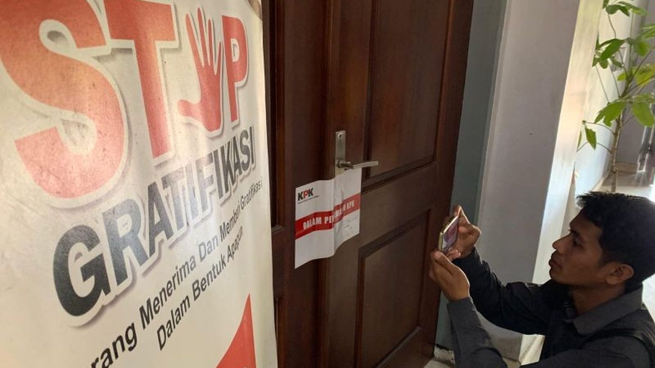 Plt Bupati Tulungagung Ahmad Baharudin belum bisa berkantor di Pendopo Kongas Arum Kusumaningbongso karena Pendopo Tulungagung disegel KPK, berdampak pada aktivitas pemerintahan.