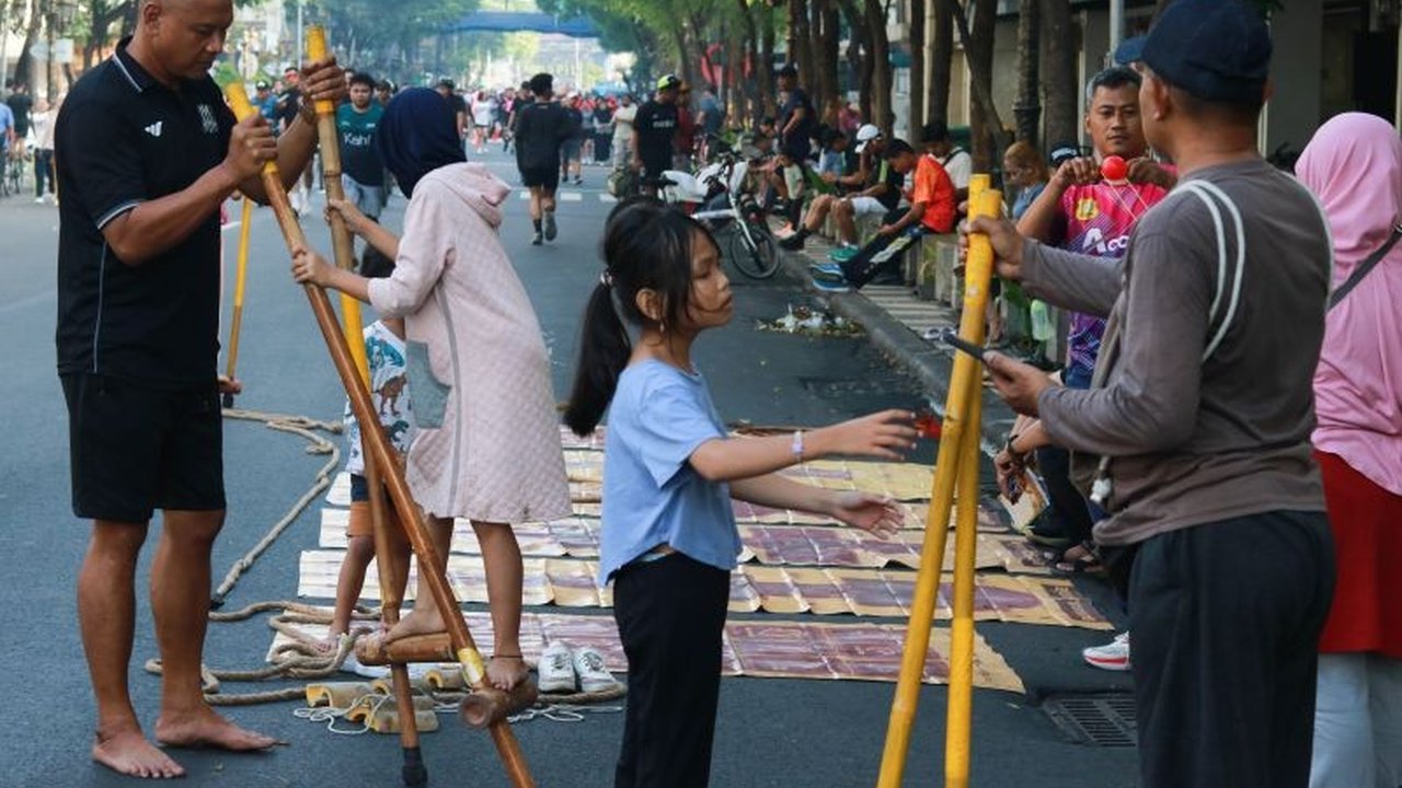 Orang tua dapat menghentikan adiksi gawai anak dalam waktu singkat dengan konsistensi dan pengalihan aktivitas, menurut Dr. Bernie Endyarni Medise.