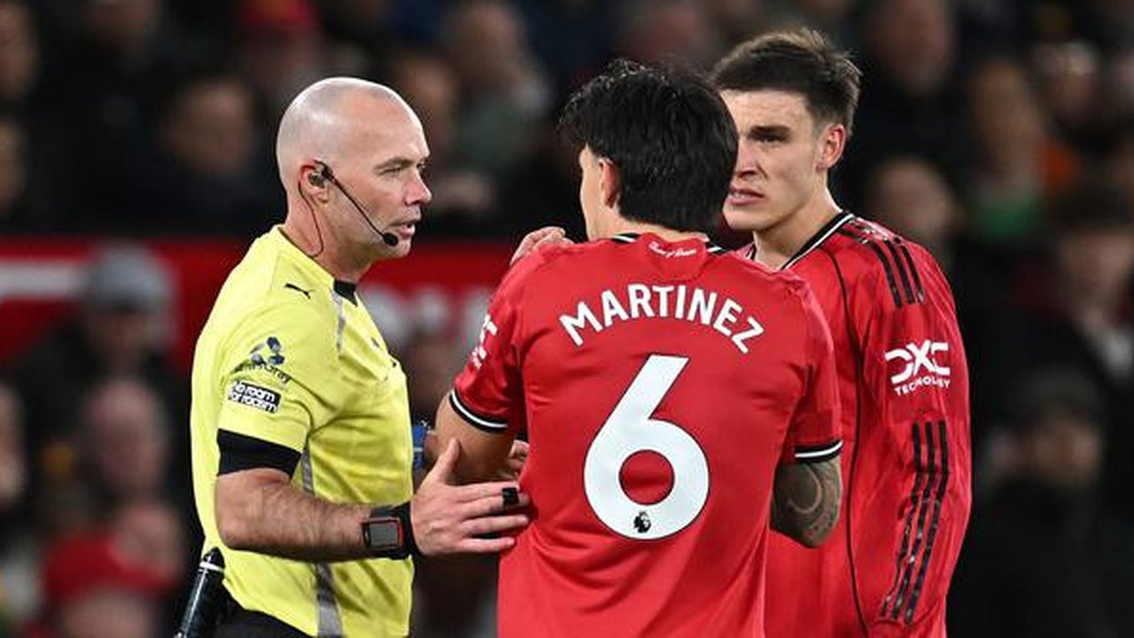 Wasit yang memimpin pertandingan tersebut sempat menghentikan laga sementara untuk meninjau VAR. (AFP/Paul Ellis)