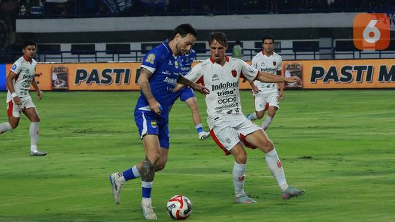 Gelandang Persib, Marc Klok, mencoba lepas dari adangan pemain Bali United pada lanjutan BRI Super League 2025/2026 di Stadion Gelora Bandung Lautan Api, Minggu (12/4/2026) malam WIB. (Bola.c