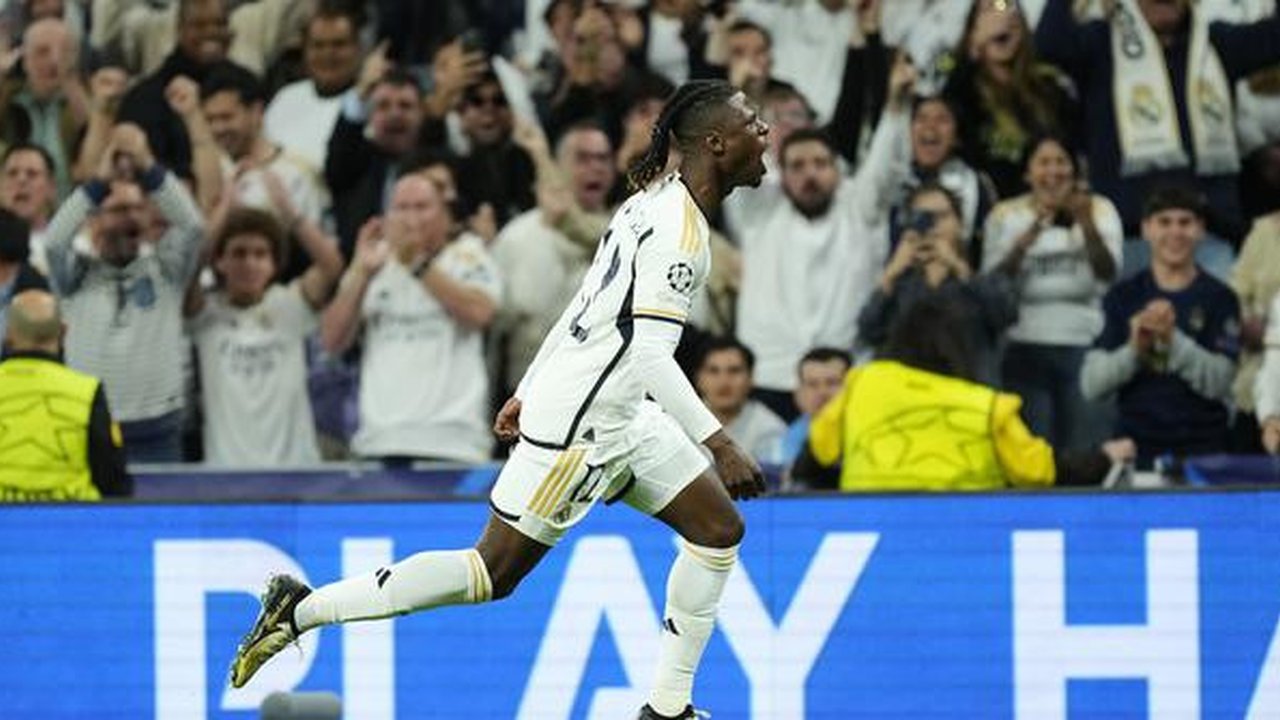 Selebrasi gelandang Real Madrid, Eduardo Camavinga setelah mencetak gol penyeimbang 1-1 ke gawang Manchester City pada laga leg pertama babak perempatfinal Liga Champions 2023/2024 di Santiag